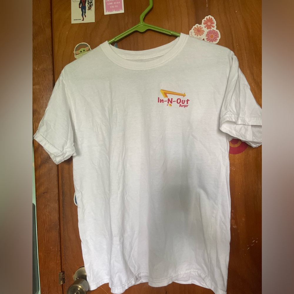 In-n-out shirt in size kids L